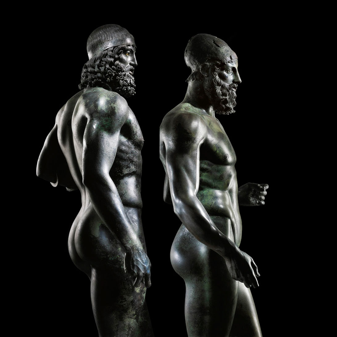 Guerriers A et B dits « Bronzes de Riace », bronze, Guerrier A (à gauche) : vers 460 av. JC, H. 1,97 et Guerrier B (à droite) : vers 440 av. JC, H. 1,97, Reggio, Musée archéologique national de Calabre. Source : https://museum-of-artifacts.blogspot.com/2016/11/the-riace-bronzes-warriors-rescued-from.html